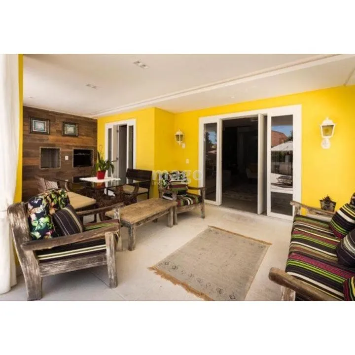 Linda casa 3 suítes em Taquaras pertinho da praia.
