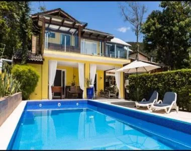 Linda casa 3 suítes em Taquaras pertinho da praia.
