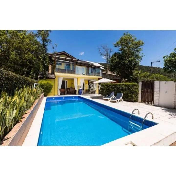 Linda casa 3 suítes em Taquaras pertinho da praia.
