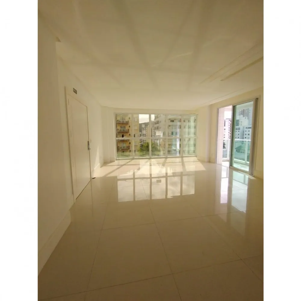 APARTAMENTO NA QUADRA DO MAR PARA VOCÊ DECORAR!