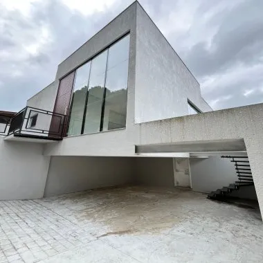 Casa com 3 suites e 4 vagas de garagem no Bairro das Nações