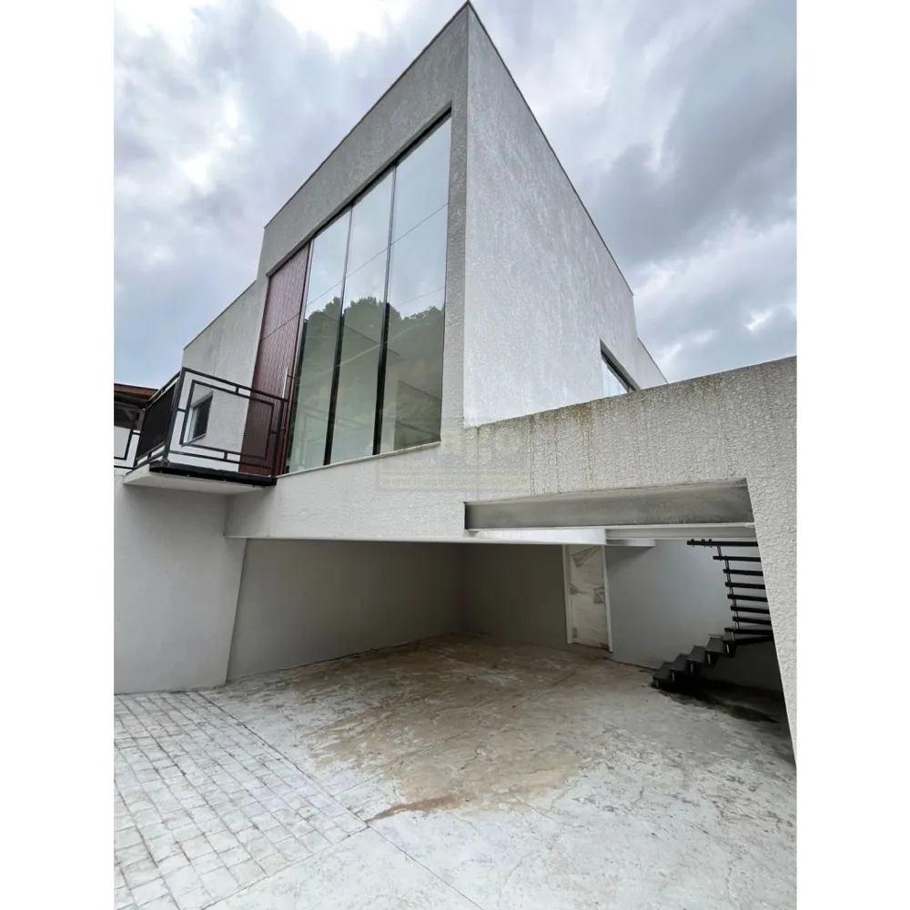 Casa com 3 suites e 4 vagas de garagem no Bairro das Nações