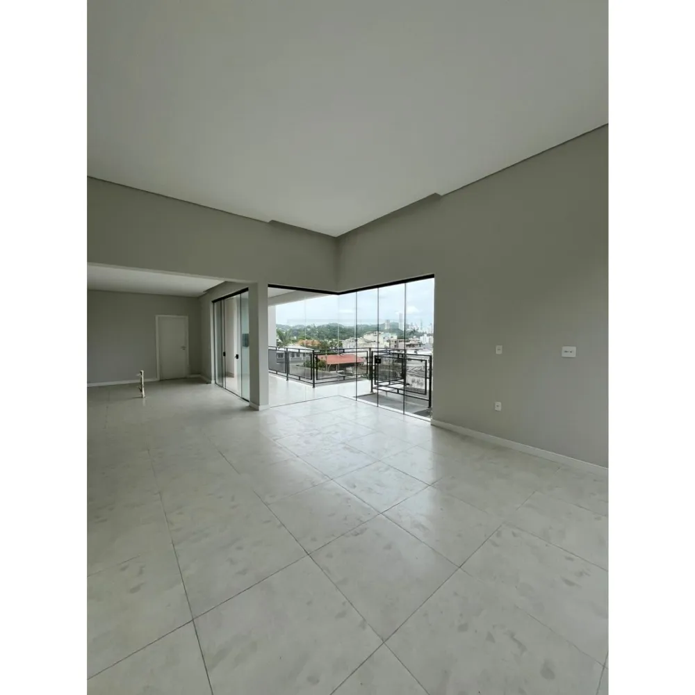 Casa com 3 suites e 4 vagas de garagem no Bairro das Nações