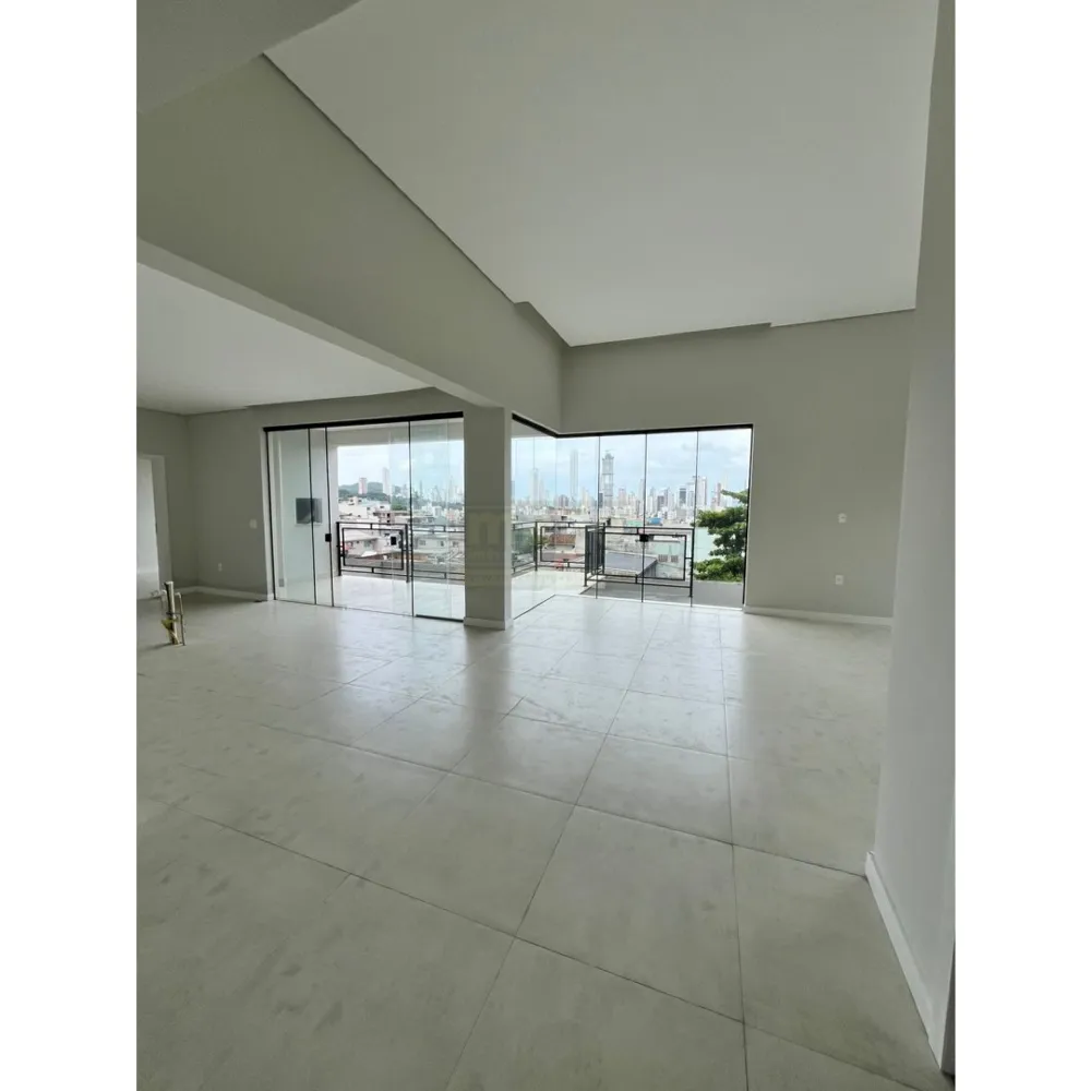 Casa com 3 suites e 4 vagas de garagem no Bairro das Nações
