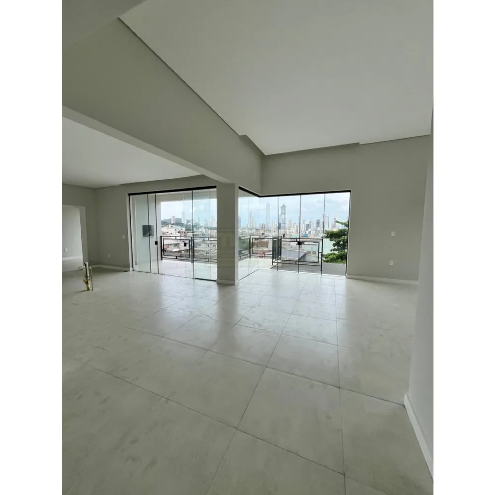 Casa com 3 suites e 4 vagas de garagem no Bairro das Nações