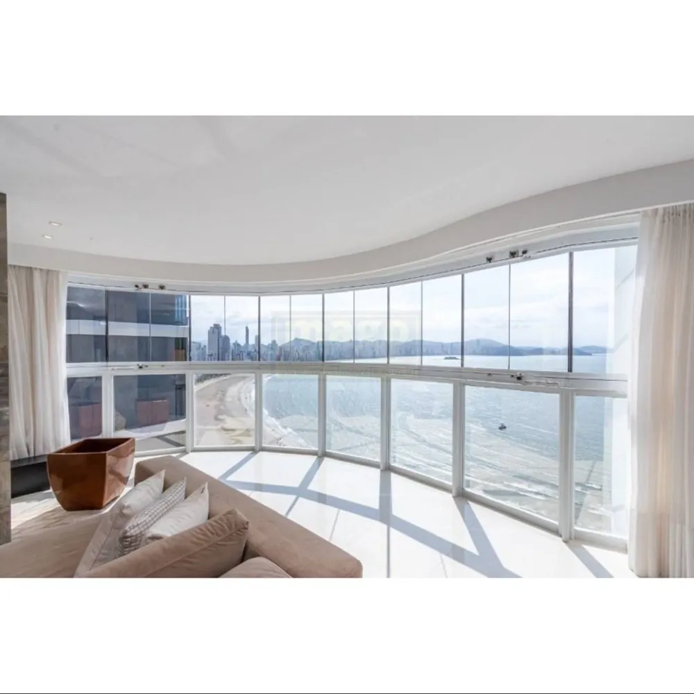 Apartamento com vista mar mobiliado e decorado com 4 vagas de garagem