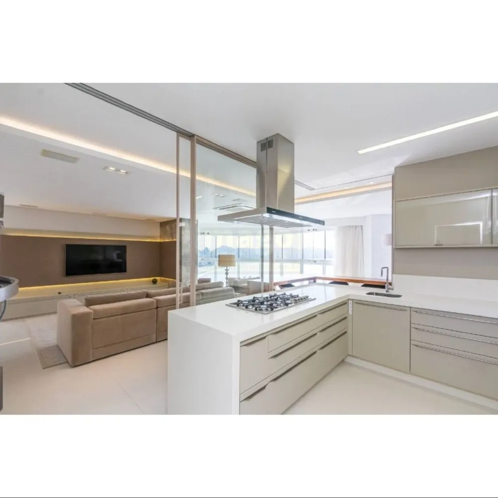Apartamento com vista mar mobiliado e decorado com 4 vagas de garagem