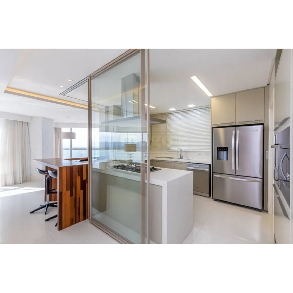 Apartamento com vista mar mobiliado e decorado com 4 vagas de garagem