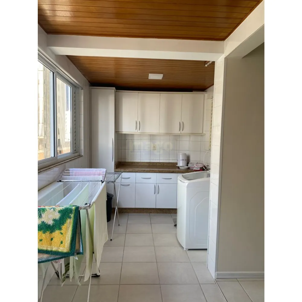 Apartamento quadra mar com 2 vagas de garagem 