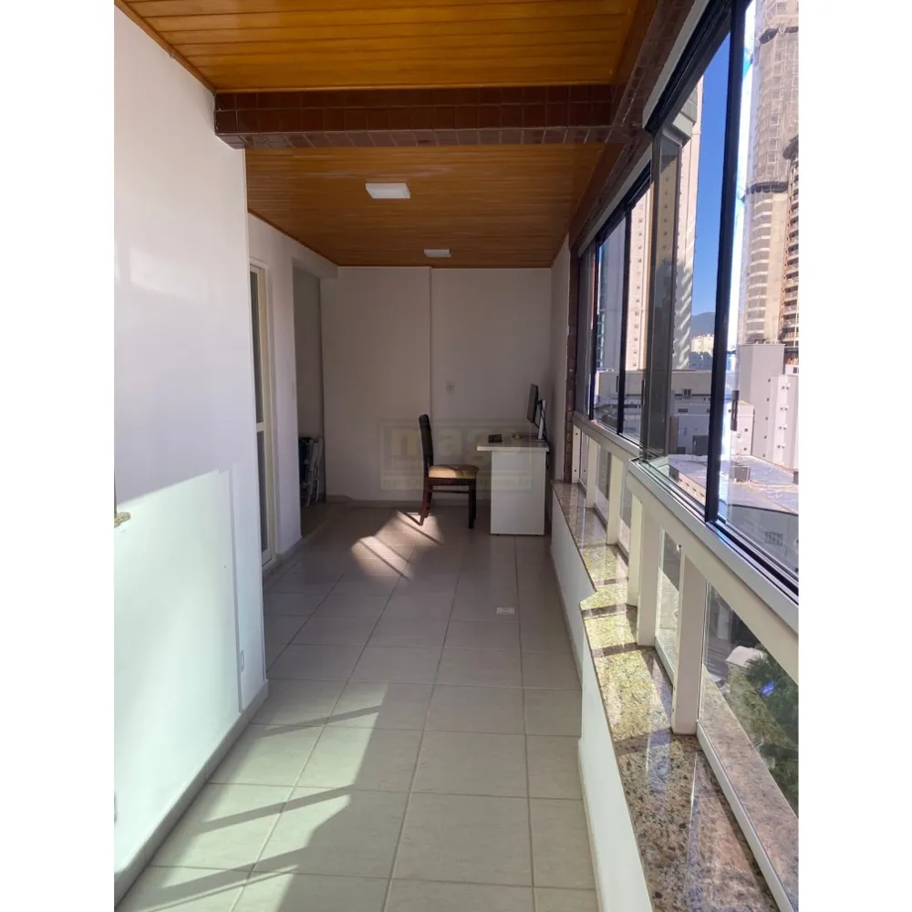 Apartamento quadra mar com 2 vagas de garagem 