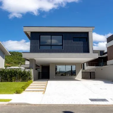 Casa em Condomínio Fechado com suíte Master e Piscina 