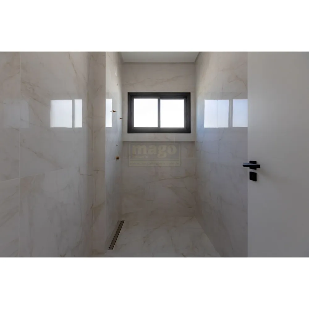 Casa em Condomínio Fechado com suíte Master e Piscina 