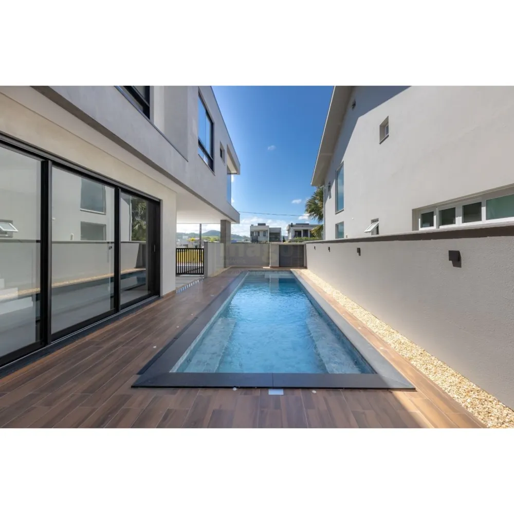 Casa em Condomínio Fechado com suíte Master e Piscina 