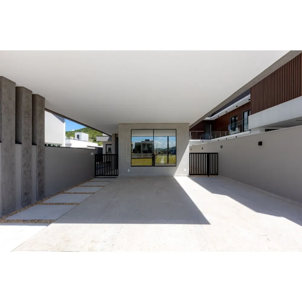 Casa em Condomínio Fechado com suíte Master e Piscina 