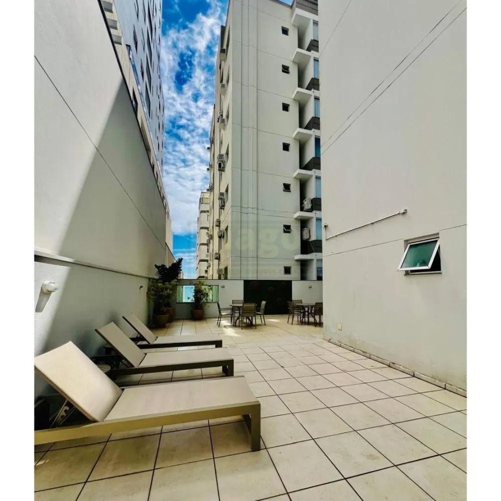 Apartamento com 3 suítes e 2 garagens na Barra Sul