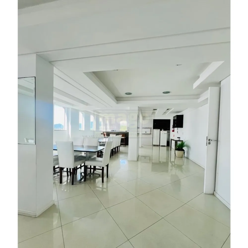 Apartamento com 3 suítes e 2 garagens na Barra Sul