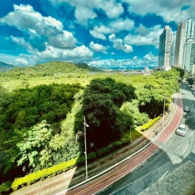 Apartamento com 3 suítes e 2 garagens na Barra Sul