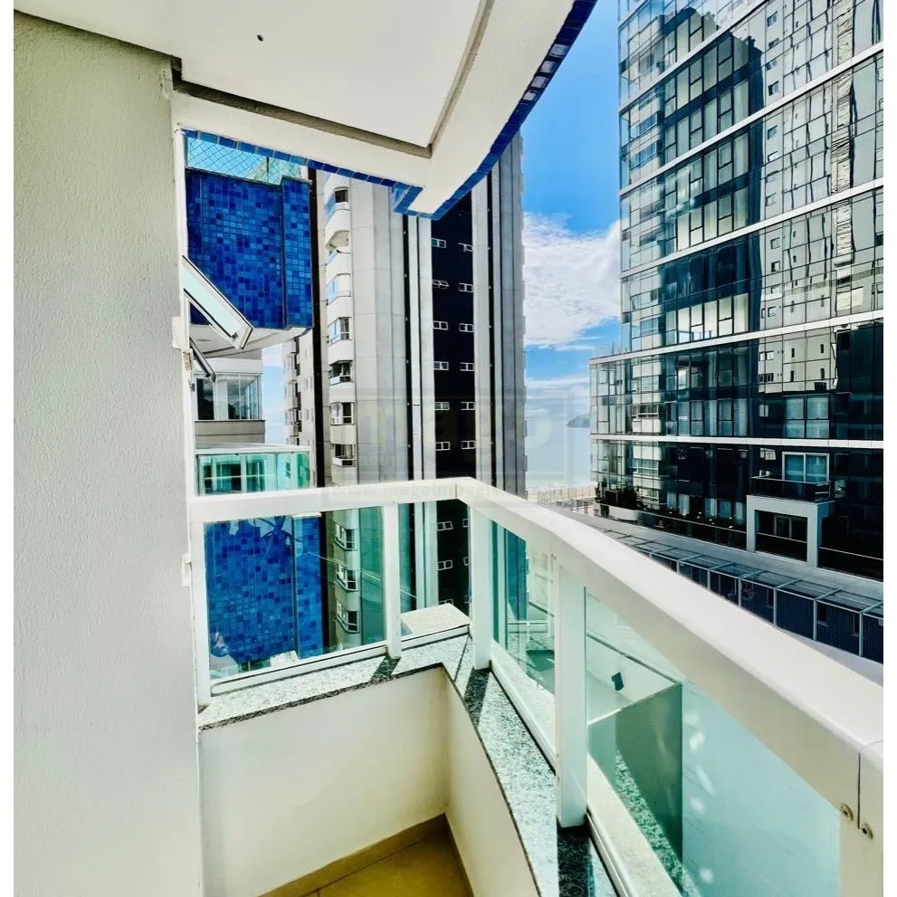 Apartamento com 3 suítes e 2 garagens na Barra Sul