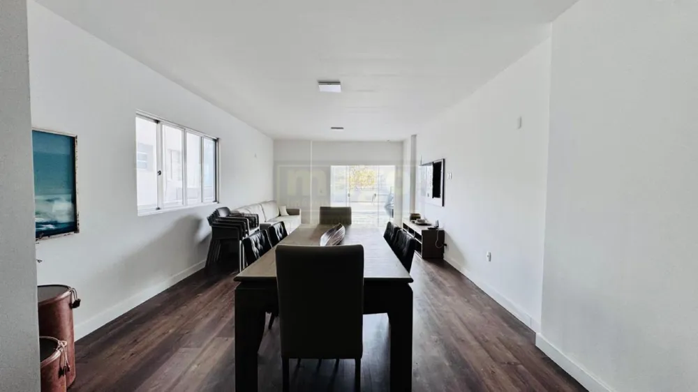  Apartamento para Locação na Avenida Atlântica – 3 Suítes e 1 Vaga de Garagem