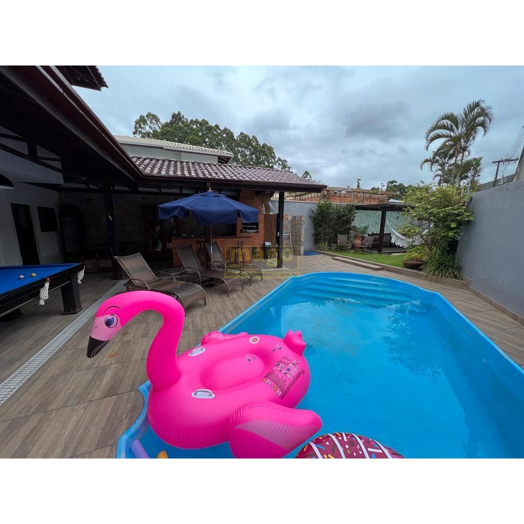 CASA ALTO PADRÃO EM  CONDOMÍNIO FECHADO NO BAIRRO ARIRIBÁ 