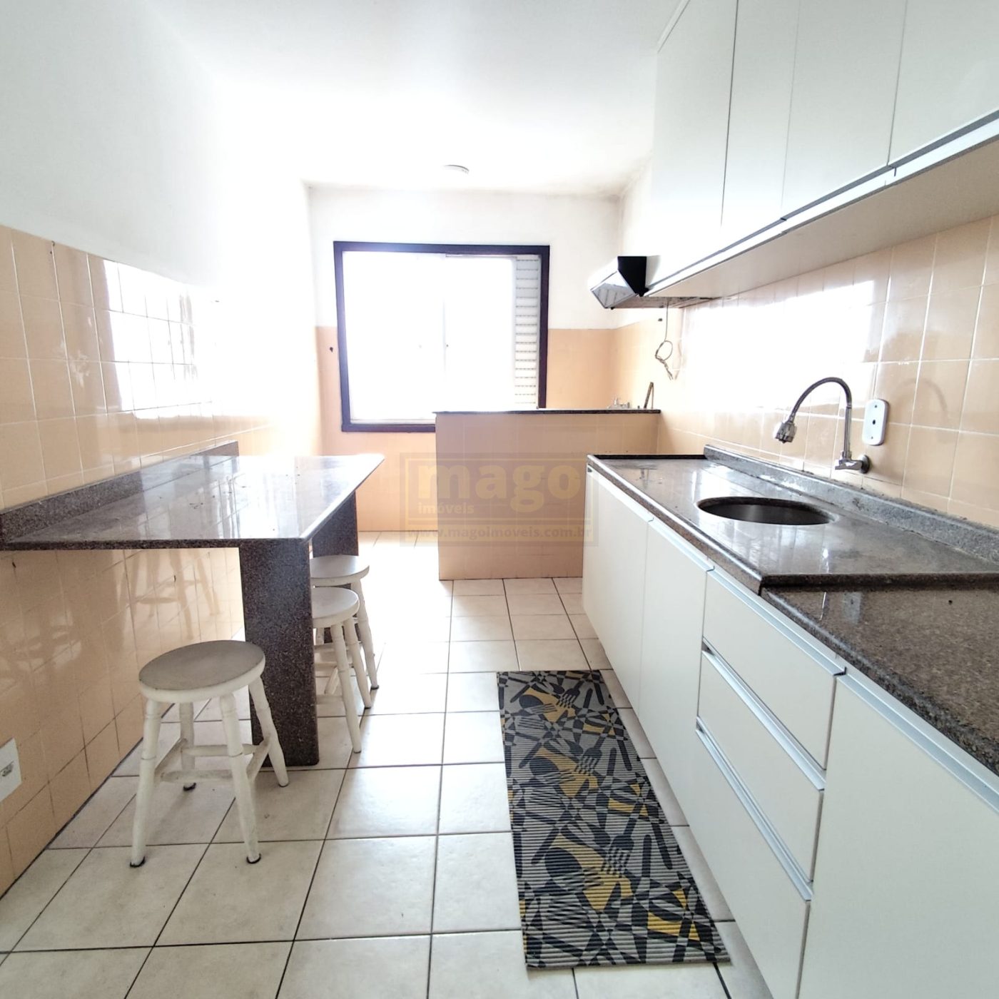 Apartamento à venda na Barra Norte, com ótima localização