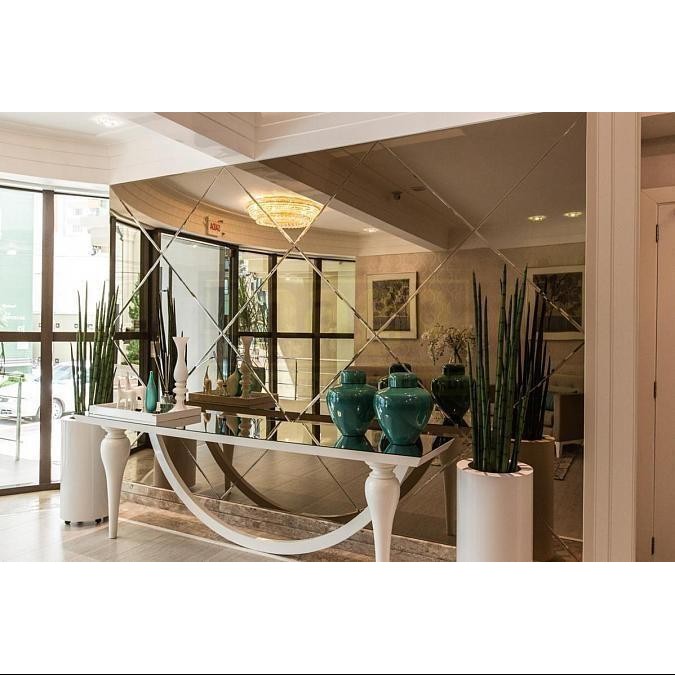 Apartamento com 3 suítes e 4 vagas de garagem na Barra Sul
