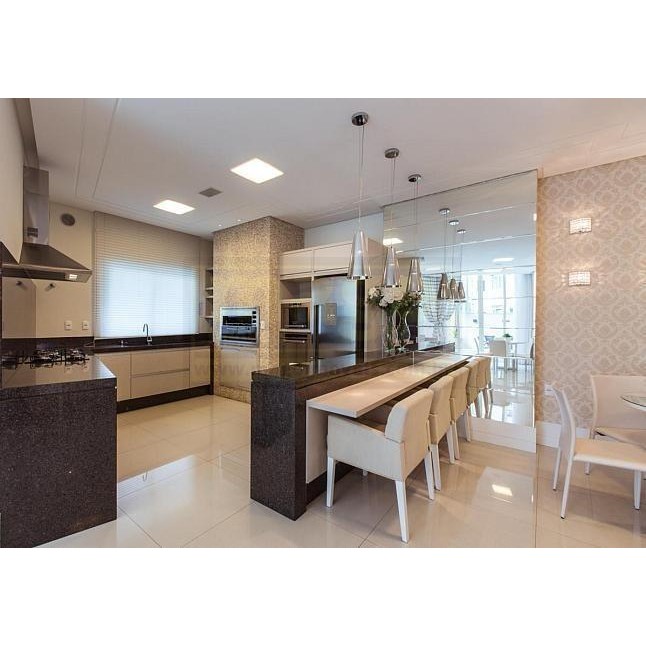 Apartamento com 3 suítes e 4 vagas de garagem na Barra Sul