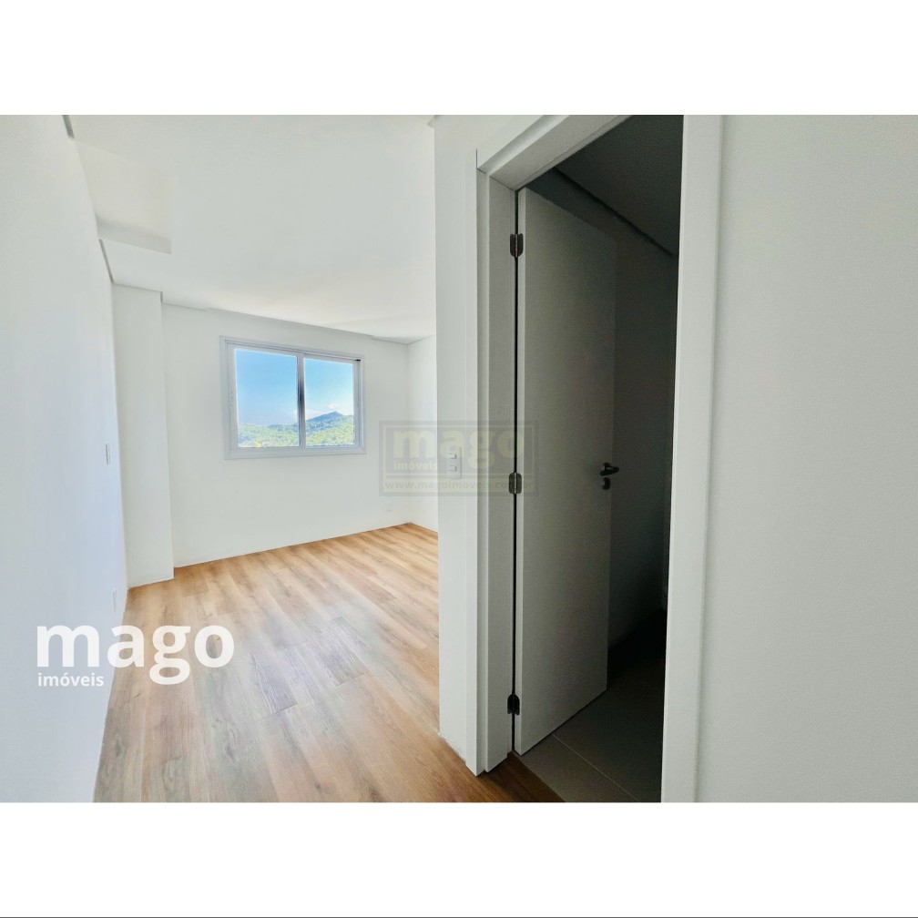 Apartamento para venda na Praia Brava com duas vagas de garagem
